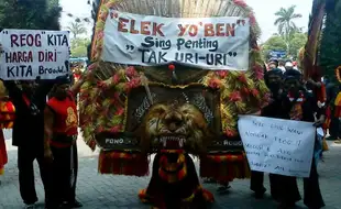 FOTO PEMBAKARAN REOG : Ini Foto-Foto Demo Seniman Reog