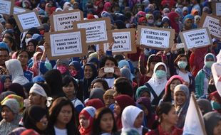 UMK 2016 : Buruh Demo, Menaker Tolak Revisi PP Pengupahan