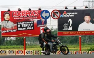 PILKADA 2015 : Alat Peraga Kampanye Pilkada Kediri Masih Bertebaran