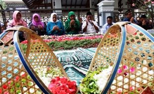 Foto Mensos Khofifah Ziarahi Makam Gusdur