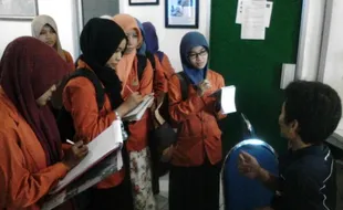 FOTO KUNJUNGAN MEDIA : Mahasiswa PBI IAIN Solo Melawat ke Solopos