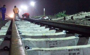 FOTO JALUR KERETA API : Penggantian R33 di Blitar Butuh 30 Hari