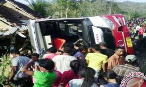 KECELAKAAN TRENGGALEK : Bus Seniman Rontek Pacitan Terguling, 1 Tewas, Puluhan Terluka