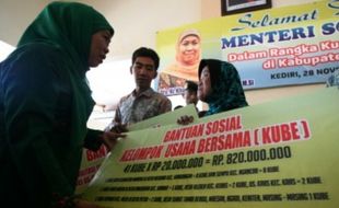 Foto Menteri Sosial Bantu Kube Kediri