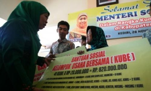 Foto Menteri Sosial Bantu Kube Kediri