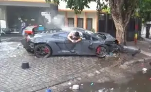 BALAPAN MAUT : Ferrari Vs Lamborghini, Pembeli Susu di Surabaya Tewas Seketika