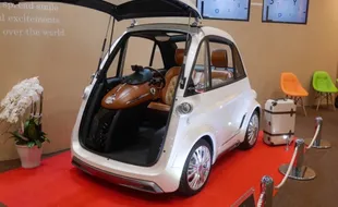 PAMERAN OTOMOTIF: Nyeleneh, Mobil Ini Punya Pintu di Muka