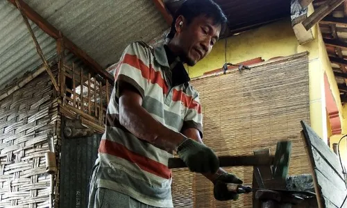 Foto Pandai Besi Jogoroto Bikin Alat Petani