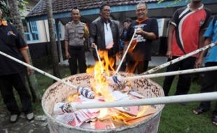 FOTO PILKADA 2015 : Surat Suara Rusak Dibakar di Blitar