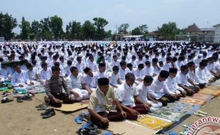 KEMARAU 2015 : Jelang Penghujan, Ribuan Pelajar Bojonegoro Salat Istiska