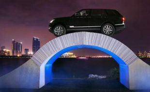 ATRAKSI MOBIL : Wow, Range Rover Ini Sukses Mendaki Jembatan Kertas