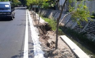 TATA KOTA MADIUN : Talut Ambrol, Pengendara Khawatir Jl. Rimba Darma Longsor