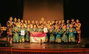 PRESTASI MAHASISWA : 2 Tim Tari Saka UGM Juara Umum Festival Folklore di Ceko