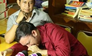 KABAR ARTIS : Beri Klarifikasi, Sandy Tumiwa Menangis Tersedu-sedu