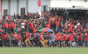 PLUMBON CUP 2015 : Kalahkan Diklat Salatiga 2-1, Persis Solo Juara, Begini Suasana Pertandingan