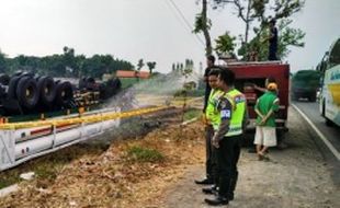 KECELAKAAN NGANJUK : Lawan Kijang, Truk Elpiji Cair Terbalik di Sawah