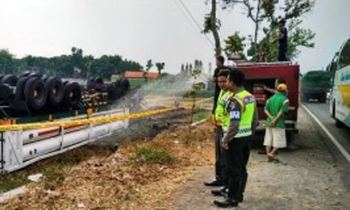 KECELAKAAN NGANJUK : Lawan Kijang, Truk Elpiji Cair Terbalik di Sawah