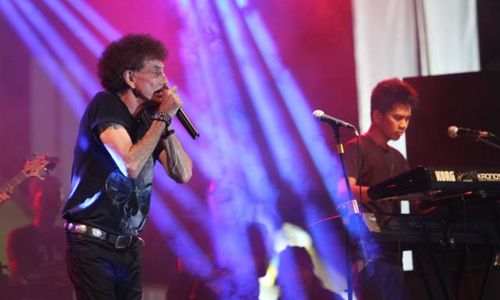 BURSA ROCK 2015 : Dahsyat! Begini Nostalgia Rock ala Ahmad Albar dkk. di Solo