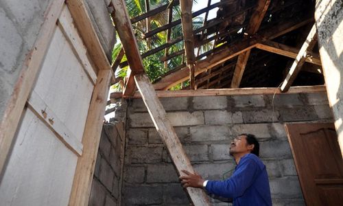 FOTO BENCANA TEMANGGUNG : Warga Perbaiki Rumah yang Rusak Akibat Angin Kencang