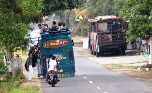 TRANSPORTASI MASSAL : Pelajar Bergelantungan di Atap Angkutan Umum di Karanganyar, Sampai Kapan?