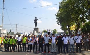 AKSI PEKERJA SUKOHARJO : Buruh Soloraya Blokade Jalan di Solo Baru