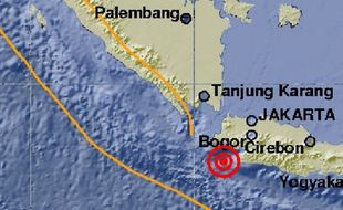 GEMPA BUMI : Gempa Banten Warga Jakarta-Jabar Berhamburan