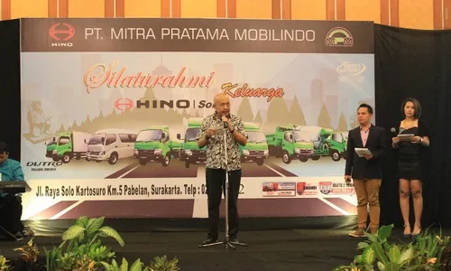 PASAR OTOMOTIF : Proyek Pemerintah Dongkrak Penjualan Truk Molen Hino