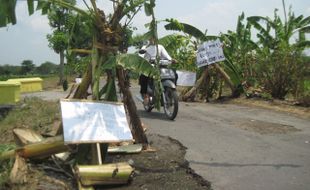 JALAN RUSAK KLATEN : Jalan di Kalangan Sementara Ditutup Pasir dan Batu