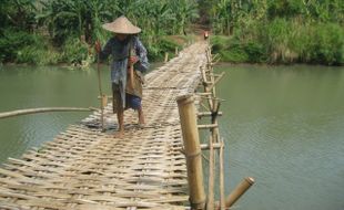 WARGA TENGGELAM SUKOHARJO : Seberangi Jembatan Sesek, Perempuan Berjilbab Tenggelam di Sungai Bengawan Solo