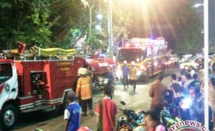 KEBAKARAN SURABAYA : Jelang Debat Pilkada 2015, Gedung KPU Surabaya Terbakar