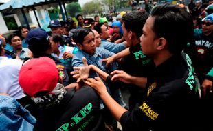 DEMO BURUH : Ribuah Buruh di Pulogadung Mogok, Jalan Macet