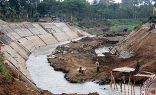 NORMALISASI SUNGAI : Normalisasi Anak Sungai Brantas Terhambat Kelangkaan Material