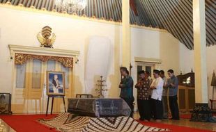  PAKUALAM IX Meninggal Dunia : Sultan Tiba di Puro Pakualaman, Upacara Tlusupan Dimulai