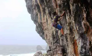 KECELAKAAN GUNUNGIKIDUL : Latihan Panjat Tebing, Mahasiswi UNS Jatuh di Pantai Siung