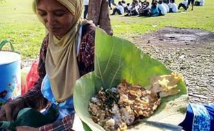 PECEL MADIUN : Begitu Menggiurkan Nasi Pecel Godhong Jati di Lapangan Majorejo...