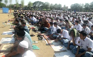 SALAT MEMINTA HUJAN : Ribuan Muslim Klaten Gelar Salat Istisqa