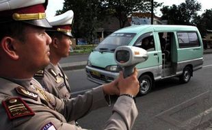 DISIPLIN LALU LINTAS : Pantau Kecepatan Kendaraan, Satlantas Dilengkapi "Speed Gun"