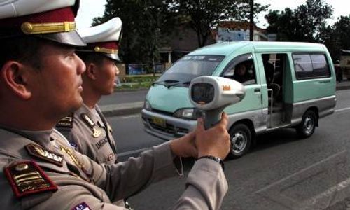 DISIPLIN LALU LINTAS : Pantau Kecepatan Kendaraan, Satlantas Dilengkapi "Speed Gun"