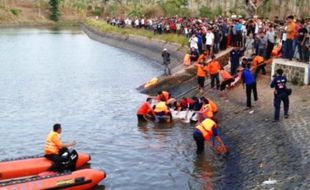 WARGA TENGGELAM : Pelajar SMKN 1 Kota Madiun Tenggelam di Waduk Segaran seusai Berlatih Silat