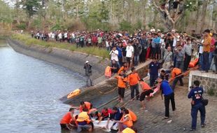 FOTO WARGA TENGGELAM : Pencarian Jasad Bikin Segaran Padat