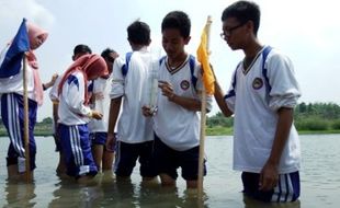 Foto Sungai Brantas Diuji Siswa SMA