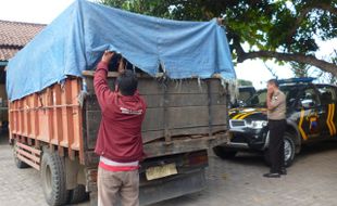 PENJUALAN RASKIN BOYOLALI : Diduga Menjual Raskin, Truk Pengangkut Raskin Asal Bengle Ditangkap