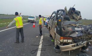 KECELAKAAN TOL CIPALI : Elf Hantam Truk di Cipali, 11 Tewas, Begini Kronologinya