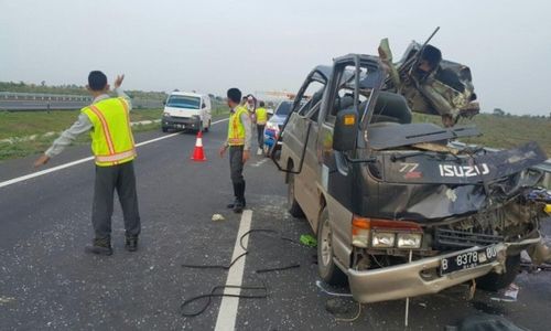 KECELAKAAN TOL CIPALI : Elf Hantam Truk di Cipali, 11 Tewas, Begini Kronologinya