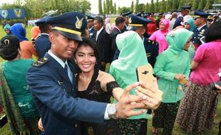 FOTO TNI AU : Bagi Kebahagian dengan Berfoto