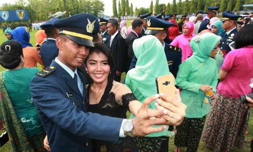 FOTO TNI AU : Bagi Kebahagian dengan Berfoto