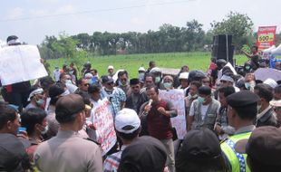 HASIL PILKADA KLATEN : Ratusan Orang Datangi Kantor Panwaslu dan KPU Klaten