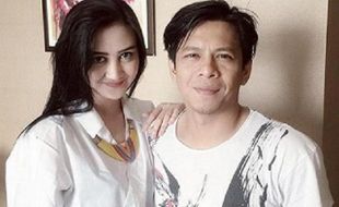 PROSTITUSI ARTIS : Soal Foto Berdua dengan Puty Revita, Ariel Noah Acungkan Jempol