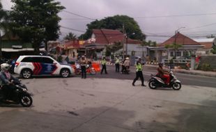 REKAYASA LALIN BOYOLALI : Petugas Ubah Arus Kendaraan Jl. Merapi dan Jl. Merbabu