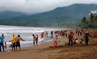 WISATA TRENGGALEK : Ribuan Wisatawan Banjiri Pesisir Trenggalek